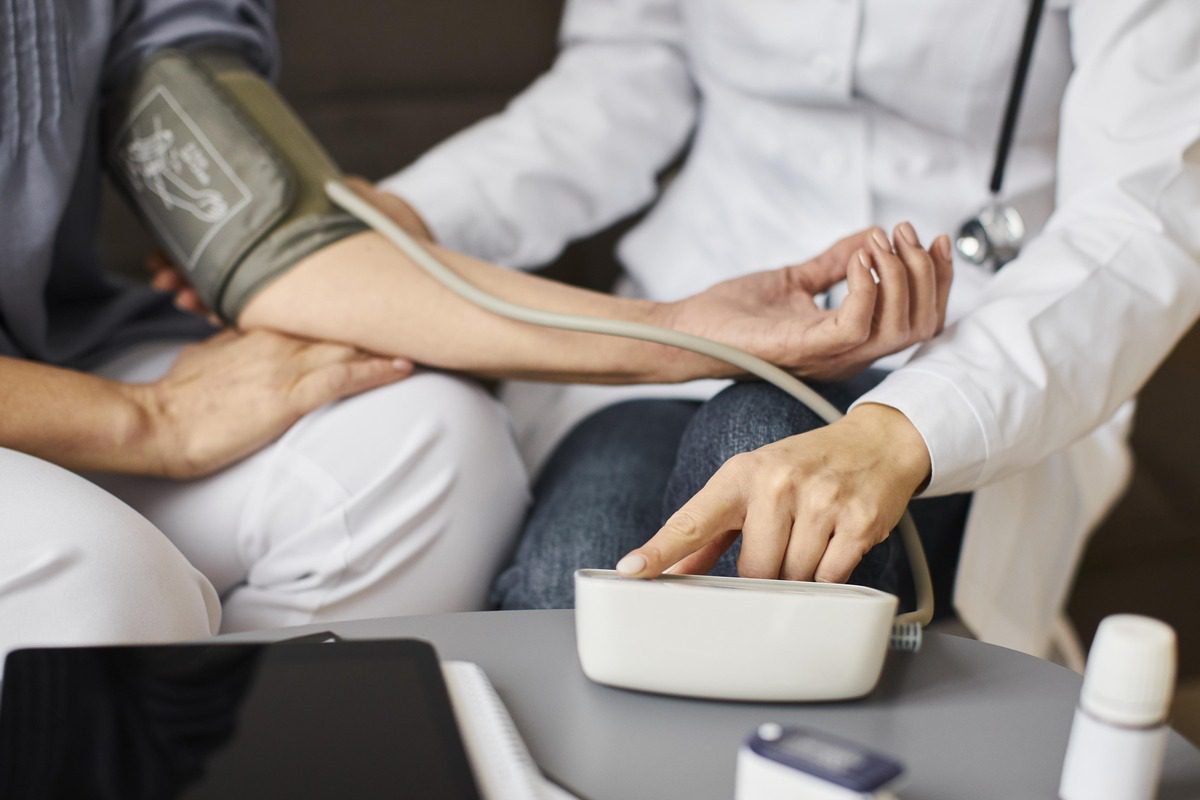 Jak naturalnie obniżyć ciśnienie krwi? Suplementy diety, które realnie wspierają serce